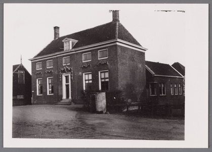 WAT002001515 Het oude raadhuis van Wormer, gebouwd als koopmanshuis omstreeks 1660.Vanaf 1818 in gebruik genomen als ...