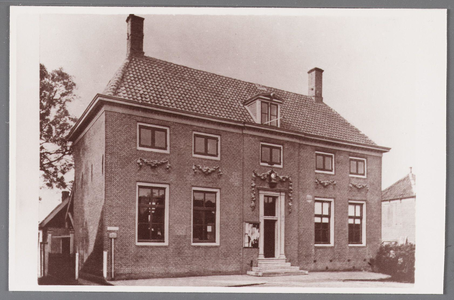 WAT002001532 Het oude raadhuis van Wormer, gebouwd als koopmanshuis omstreeks 1660.Vanaf 1818 in gebruik genomen als ...