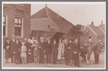 WAT002001535 Trouwerij in de oorlog van Heijne, kleinzoon van bakker Heijne. Man voor paard is de broer, Jan ...