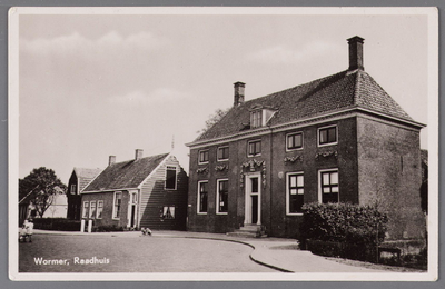WAT002001544 Het oude raadhuis van Wormer, gebouwd als koopmanshuis omstreeks 1660.Vanaf 1818 in gebruik genomen als ...