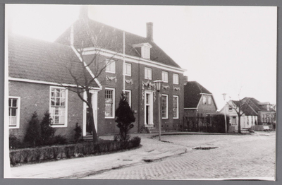 WAT002001552 Gemeentehuis met rechts nieuwe huis van Cees Ammeraal op de plek van Sjors de Vries. Met vooraan oud huis ...