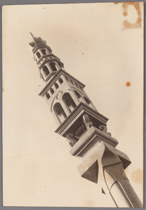 WAT002001558 Beschuittoren als makelaar gemaakt door Jan Zijp in 1952 op het huis naast het gemeentehuis uit een stuk ...