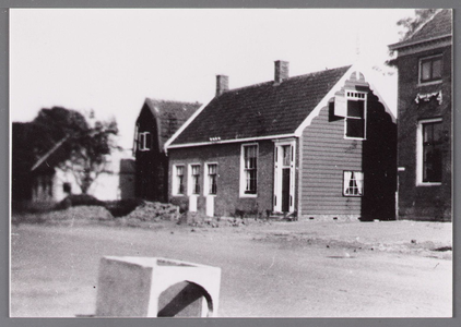 WAT002001561 Rechts; nog een stukje te zien van het oude raadhuis van Wormer, gebouwd als koopmanshuis omstreeks ...