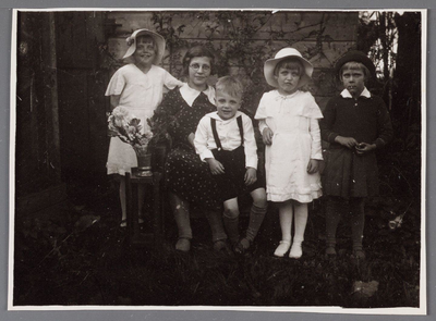 WAT002001588 Foto v.l.n.r.; meisje met hoed Elizabeth Maria (Bets) Zijp (1925) mevrouw NN,Jacobus Petrus (Jaap) Zijp ...