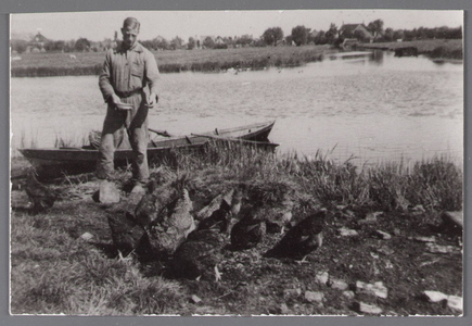 WAT002001602 Douwe Koomen met kippen op het landje aan de nieuwe vaart met daarachter sloot naar het gemeentehuis.