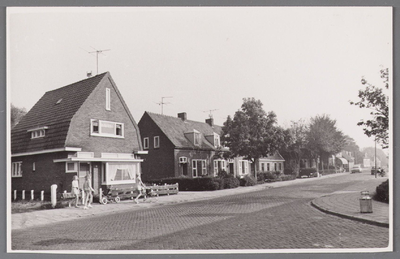 WAT002001610 Foto v.l.n.r.; huis gebouwd door Jan Zijp in 1938 voor Piet Grandiek (Dorpsstraat 391). Daarnaast huizen ...