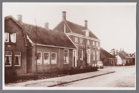 WAT002001614 Foto v.l.n.r.; Dorpsstraat nummer 360, houten woonhuis met makelaar in de vorm van de oude beschuittoren, ...