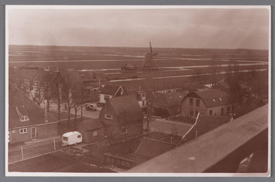WAT002001706 Foto genomen vanaf het dak van de Nederlands-hervormde kerk van Wormer.Met in het midden achteraan; molen ...