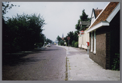WAT002001743 Foto: eerste huis rechts is van Anton Vink, van beroep groenteboer (waarschijnlijk Dorpsstraat 419) en ...