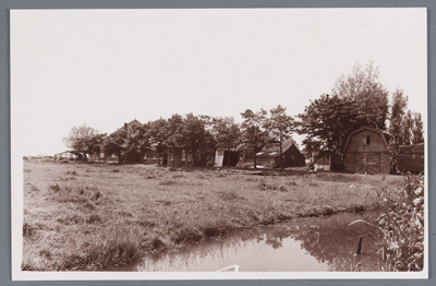 WAT002001773 Foto gemaakt vanaf het Oosteinde met links de boerderij van Wezel en rechts de schuur van Jan Haan.