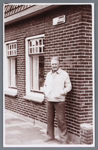 WAT002001789 Antonius ( Antoon) Koelemeijer jr. , geboren in 1915, voor de kruidenierswinkel aan het Oosteinde nummer 1 ...