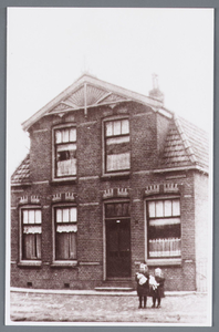 WAT002001794 Huis van Aloijsius Clijnk,( geboren in 1886 te Oedenrode), met vooraan twee van zijn dochters.