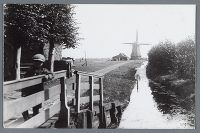 WAT002001818 Molenslootje met molen de Koker, vroeger de zwarte hengst. Maarten Koomen (1925), zoon van boer Cees ...