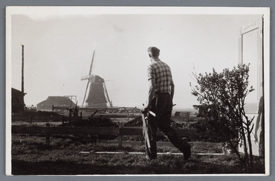 WAT002001842 Jaap Groot, metselaar bij molen de Koker.Koren en pelmolen De Koker kent een bijzondere historie die ...