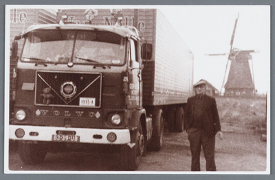 WAT002001847 Arie koomen, Cz. bij molen de Koker met auto van transportbedrijf gebroeders Koomen.