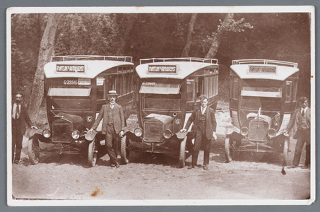 WAT002001862 Garage Cobus Fontijn met chauffeurs, links Piet Fontijn, P. Hartog, E. Helmer en Duinmeijer.Bussen van de ...