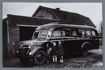 WAT002001867 Autobussen van garage Fontijn N.V. De Zeemeeuw, busnummer 5 met kinderen van Jaap Fontijn( geboren in ...