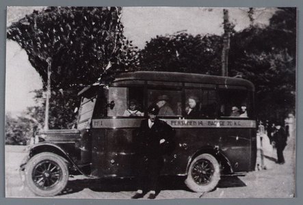 WAT002001869 Autobussen van garage Fonteijn N.V. De Zeemeeuw. Chevrolet nummer 1 met chauffeur Piet Kleimeer.Eigenaar: ...