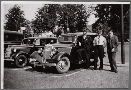 WAT002001871 linker auto van garage Zwart en de andere van garage Fonteijn N.V. De Zeemeeuw op het Stationsplein te ...