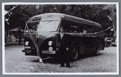 WAT002001875 N.V. M.E.A. Ford, samen met Autobussen van garage Fonteijn N.V. De Zeemeeuw met chauffeur Jan Smit.In ...
