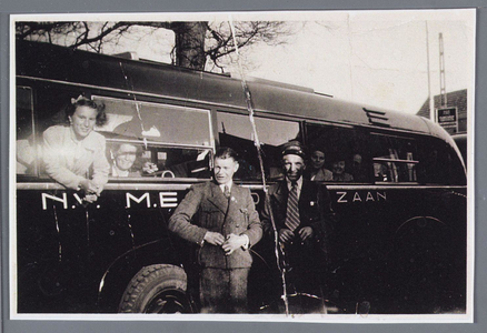 WAT002001882 N.V. M.E.A. Ford, samen met Autobus van garage Fonteijn N.V. De Zeemeeuw met links chauffeur Jan ...