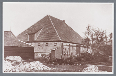 WAT002001897 Boerderij van Witkamp, gebouwd na 1929 met daarvoor een secreet.