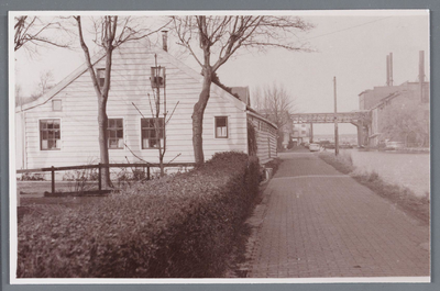 WAT002001959 Molenschuur van molen ''De Wandelaar'' als woonhuis en rechts ketelhuis van Van Gelder papierfabriek.