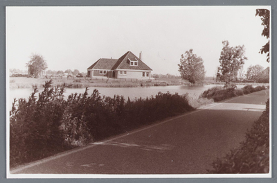 WAT002001961 Wormer, Zaandammerpad richting Sluis met boerderij in de Enge Wormer en links op plek van boom stond molen ...