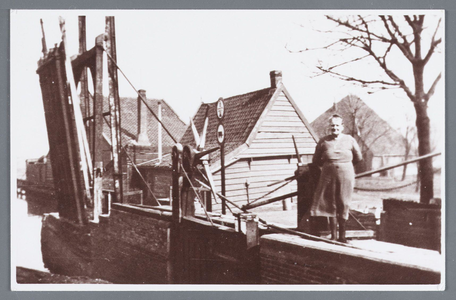 WAT002001999 Bartelsluis met sluiswachtersvrouw mevrouw Oudt (meisjesnaam Catharina Korver, geboren in 1889 te ...