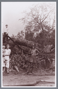 WAT002002070 Familie Battum, Enge Wormer met Jan Welp op de brandstapel van boerderij van Battem en Trien Battem met ...