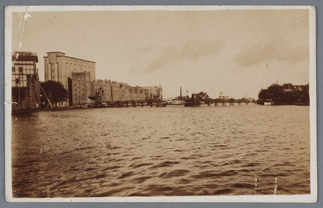 WAT002002117 De Zaanbrug, met daarachter v.l.n.r.; ‘Silo’ ( ook wel ‘Oslo’ genoemd, gebouwd in 1905), pakhuis Donau ( ...