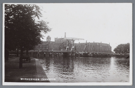 WAT002002136 Zaanbrug gezien vanaf de Zaanweg uit Wormerveer met op de achtergrond rijstpellerij Hollandia ...