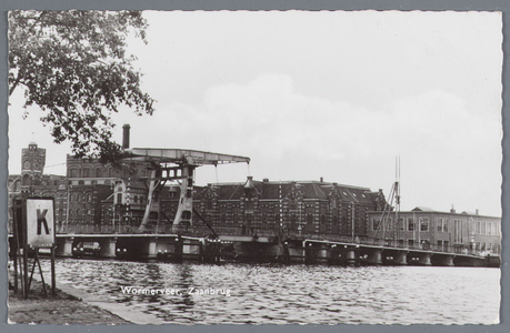 WAT002002142 Zaanbrug vanuit Wormerveer met fabrieken aan de Veerdijk .De Zaanbrug met op de achtergrond rijstpellerij ...