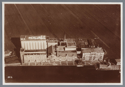 WAT002002162 Fabriekscomplex van de Gebroeders Laan aan de Wormerringdijk (later Veerdijk). De silo dateert van 1912. ...