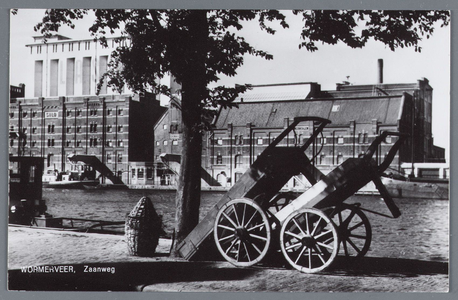 WAT002002168 Lassiefabriek met de Zaan en vooraan handkarrenv.l.n.r.; ‘Silo’ ( ook wel ‘Oslo’ genoemd, gebouwd in ...