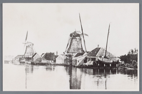 WAT002002207 Scheepswerf de Zwarte Ruiter met links molen de Witte Duif en uiterst links molen De Spatter