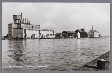 WAT002002234 De Zaan Zuideinde met aan de overkant v.l.n.r. Cacaofabriek '' De Moriaan'' gebouwd in 1920 en pakhuis ...