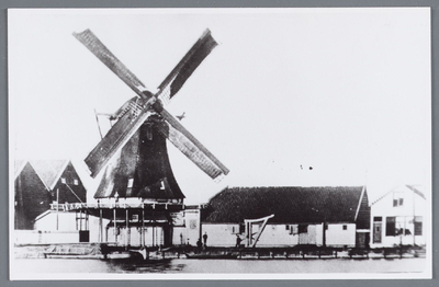 WAT002002371 Aanzicht op molen de Hoop (bijgenaamd het Kuyke)Deze stellingmolen dateert uit 1680 en diende sinds 1727 ...