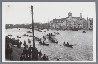 WAT002002400 Aanzicht op de Zaan met op de achtergrond Stoom rijstpellerij de Unie tijdens het bezoek van Koningin ...