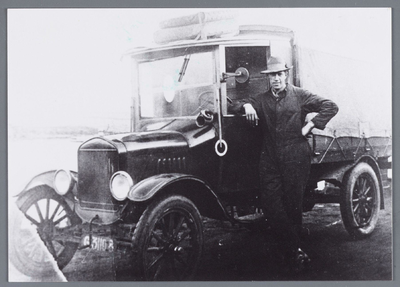 WAT002002501 Van Gelder papierfabriek, eerste auto met chauffeur Gerrit Grandiek, geboren op 01-01-1900.