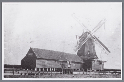 WAT002002632 Molen en schuur De Walvisch adres Bruiloftsloot te JispGebouwd in 1611, diende als oliemolen. Het wordt ...