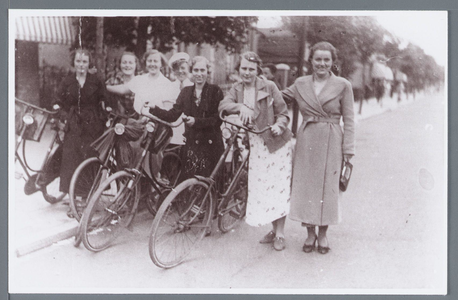 WAT002002744 Groep dames op de fiets.