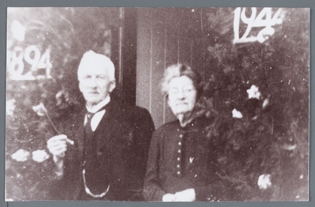 WAT002002772 Foto: Cornelis Rond, geboren op 21 maart 1870 te Spanbroek, van beroep broodbakker met zijn vrouw Lijzebet ...
