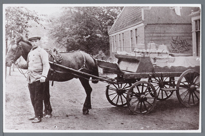 WAT002002775 Jan Floris Wezel (geboren op 05-08-1890) ventte zijn boter, kaas, eieren, melk en karnemelk uit met paard ...