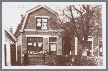 WAT002002821 Links zien we de winkel van Piet Vel (Dorpsstraat nummer 81) en rechts café ,, De Hengelaar'' (1920). In ...