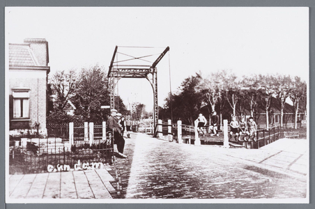 WAT002002834 Beeld van de sluis met haar metalen (bascule) ophaalbrug medio 1930. Een hangplek voor de jeugd van ...