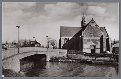 WAT002002887 Lang voor de bouw van deze kerk moet op dezelfde plaats reeds een kerk gestaan hebben. De beslissing tot ...