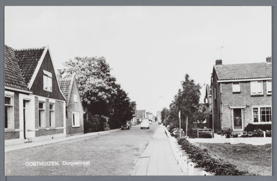 WAT002002919 Foto: rechts zien we de Bredehoff.En links de Dorpsstraat nummer 44, daarnaast Dorpsstraat nummer 43.