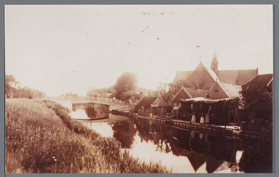 WAT002002931 Aanzicht op de ringvaart met de stenen (betonnen) Kerkebrug. De smeedijzeren leuningen en de lantaarns op ...