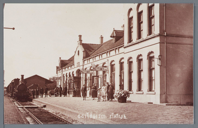 WAT002002932 Het spoorwegstation van Oosthuizen. Een stoomtrein uit de richting Amsterdam-Zaandam-Purmerend is hier net ...